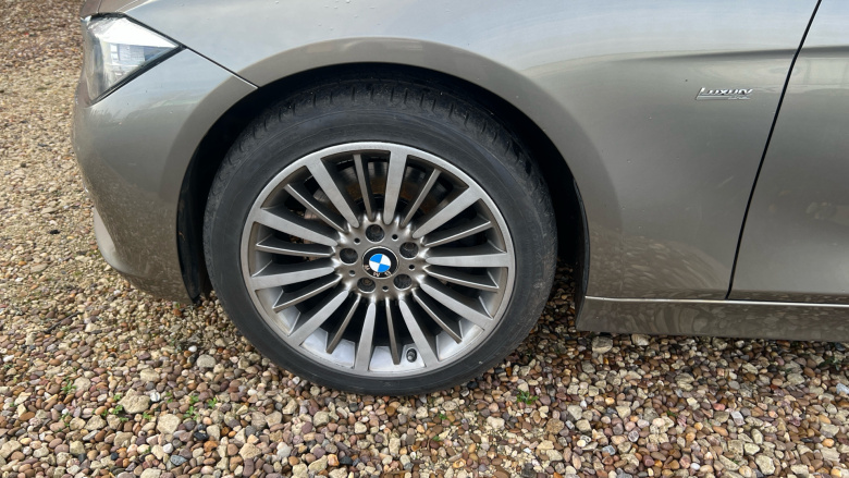 BMW 3 Series 330d xDrive Luxury 4dr Step Auto Diesel Saloon